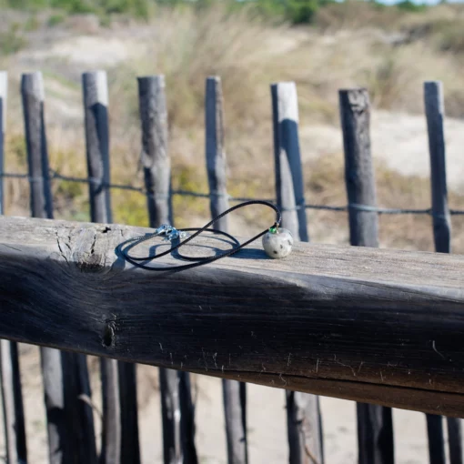 collier en pierre naturelle de jaspe kiwi posé