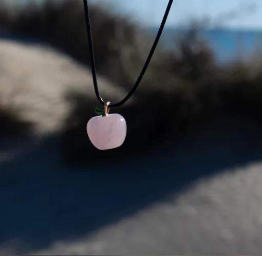 collier en quartz rose en pomme vue mer