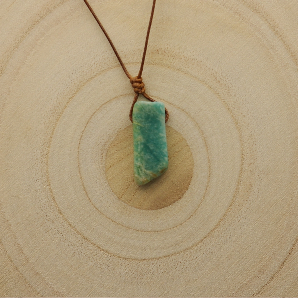 Collier en Amazonite brute sur corde – Naturel et apaisant