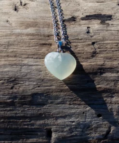 collier cœur en jade, sur bois flotté