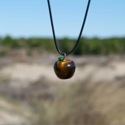 collier pommes d'amour en œil de tigre vue extérieur