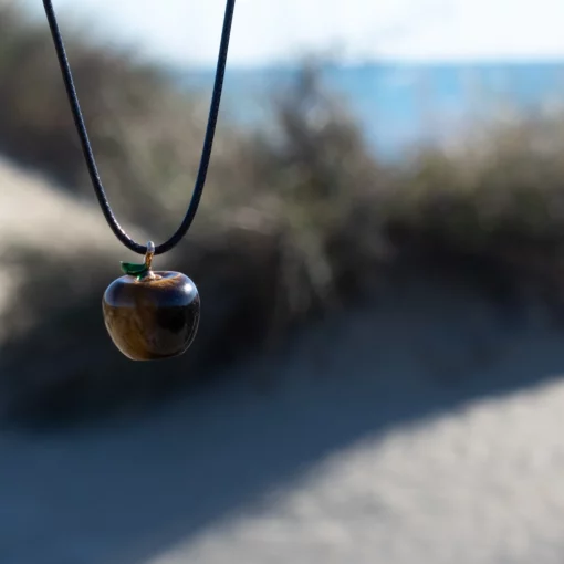 collier pommes d'amour en oeil de tigre vue mer