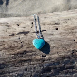 collier cœur en turquoise sur bois flotté