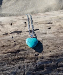 collier cœur en turquoise sur bois flotté