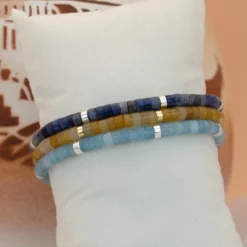 bracelets aigue marine, aventurine jaune et pierre de lune devant un vase