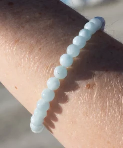 lithothérapie, bracelet en aigue marine de 8mm porté