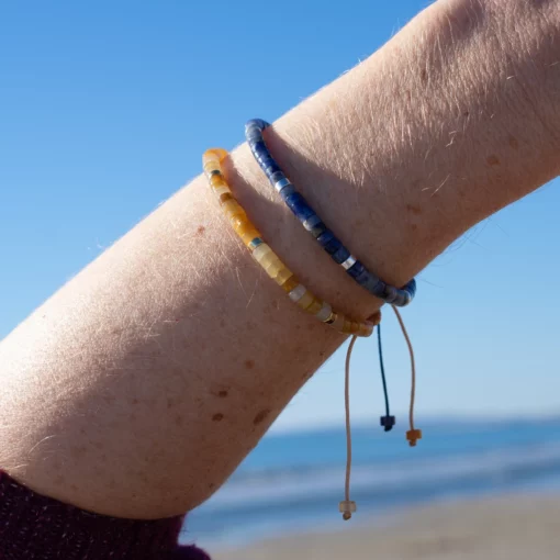 mixe de bracelet en aventurine jaune et bracelet en sodalite sur vue mer