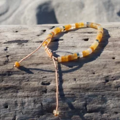 bracelet en aventurine jaune posé sur bois flotté