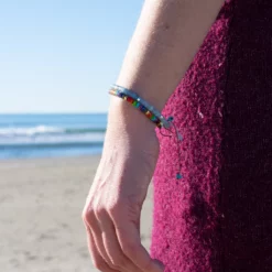 bracelets chakra et aigue marine porté sur la plage