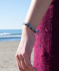 bracelets chakra et aigue marine porté sur la plage