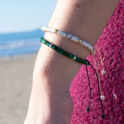 double bracelet porté, malachite et howlite avec vue mer