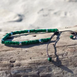 bracelet en malachite posé sur bois flotté