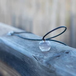 collier en pierre naturelle de fluorite posé