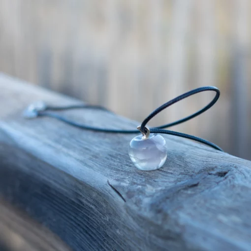 collier en pierre naturelle de fluorite posé