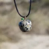 collier pomme en jaspe dalmatien