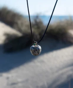 collier pomme en jaspe dalmatien, vue mer