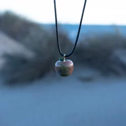 collier pomme en unakite vue mer