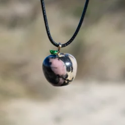 collier pomme en rhodonite