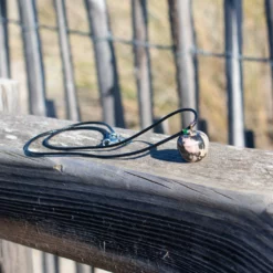 collier pomme en rhodonite posé