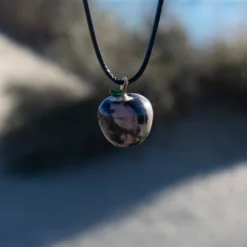 collier pomme en rhodonite vue mer