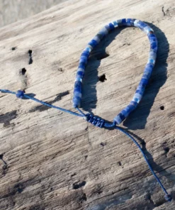 bracelet en sodalite 4mm posé sur un bois flotté