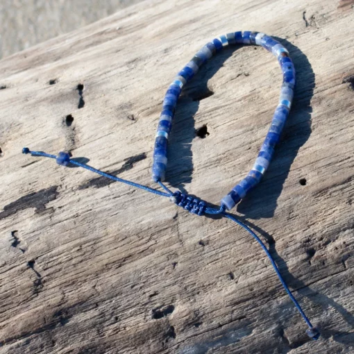 bracelet en sodalite 4mm posé sur un bois flotté