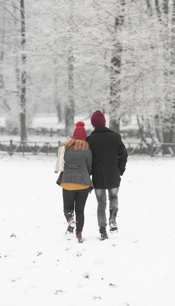 couple en balade sur la neige