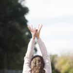 une femme fait du yoga et se relaxe en exterieur