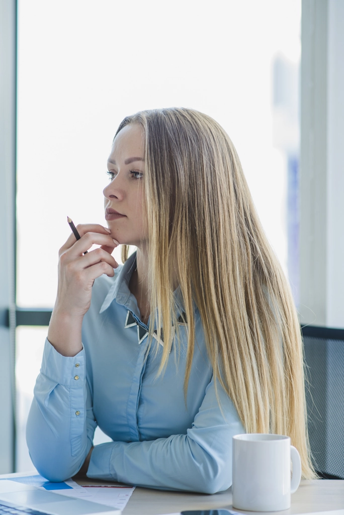 femme cancer au bureau en pleine réflexion