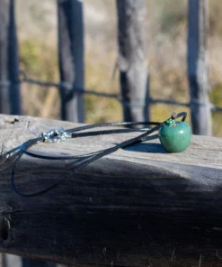 collier pomme aventurine posé sur du bois